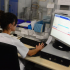 Una trabajadora sanitaria consulta información en un ordenador.-ÁLVARO MARTÍNEZ