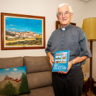 David Gonzalo con un cuadro de Iruecha y el libro que ha escrito.-MARIO TEJEDOR