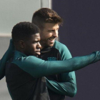 Umtiti y Piqué en el entrenamiento previo al duelo con el City.-JORDI COTRINA