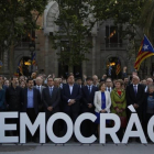 Carme Forcadell, junto a Carles Puigdemont y Artur Mas entre otros representantes políticos, en el passeig Lluís Companys junto a las letras de la palabra Democracia.-ALBERT BERTRAN
