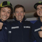 Lin Jarvis, entre Valentino Rossi y Jorge Lorenzo.-YAMAHA MEDIA