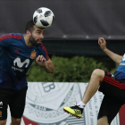 Carvajal, junto a Silva, en un entrenamiento de la selección española en Krasnodar.-/ AP / MANU FERNÁNDEZ