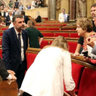 Joan Coscubiela expresa sus quejas al president Carles Puigdemont en el hemiciclo del Parlament-ACN / PERE FRANCESCH