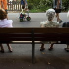 Un grupo de ancianos descansan en un banco en una imagen de archivo. HDS