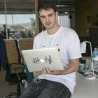 Uno de los fundadores de la plataforma y su actual diseñador gráfico, Raul Martínez, en las oficinas de la empresa.-JOAN CORTADELLAS