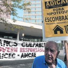 Protesta contra las cláusulas suelo de las hipotecas en la Ciutat de la Justícia.-DANNY CAMINAL