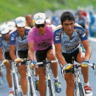 De Santos corrió cinco años como profesional con el Banesto. Aquí con Induráin en el Giro del 93.-CEDIDA