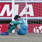 Juan Carlos se lamenta tras encajar el gol que le daba el empate a Osasuna.-Mario Tejedor
