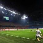 Brozovic, del Inter, lanza un saque de esquina ante un San Siro vacío.-EL PERIÓDICO