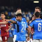 Los jugadores del Nápoles protestan ante el colegiado en el partido ante el Liverpool.-AFP