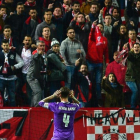 Sergio Ramos provoca a los aficionados sevillistas tras marcar de penalti en el partido de Copa en el Sánchez Pizjuán.-AFP / CRISTINA QUICLER
