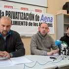 Urbano González Escapa (I), Ignacio Fernández (C) y Eduardo González (D) analizan en rueda de prensa las consecuencias de la privatización de Aena-Ical