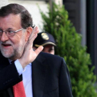 Mariano Rajoy saluda a la llegada al Congreso de lo Diputados, este miércoles 12 de julio.-JUAN MANUEL PRATS