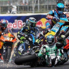 Àlex Márquez (Kalex), a la derecha, con casco azul, salta, vuela, por encima de la moto y el cuerpo del australiano Remy Gardner, sentado ya en la pista tras su caída, en la salida de hoy de Moto2, en Jerez.-ALEJANDRO CERESUELA