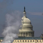 Humo emitido por una fábrica junto al Capitolio en Washington, en el 2014.-EFE / JIM LO SCALZO