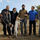 Foto de familia de los ganadores del certamen de caza de trufa con perro junto al pregonero, Javier Pérez y el alcalde de Abejar, Antonio Romero. / DIEGO MAYOR-