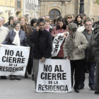 Parte de los vecinos de Ágreda que ayer se concentraron en la plaza Mayor para apoyar a la Plataforma contra el cierre de la Sor María. / ÁLVARO MARTÍNEZ-