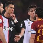 Cristiano Ronaldo manda silencio a Alessandro Florenzi, en el partido de anoche en el Olímpico de Roma.-REUTERS / ALBERTO LINGRIA