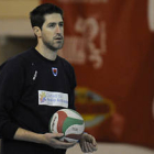 Moltó espera que la afición rojilla les guie hacia la victoria ante Teruel. / V. Guisande-