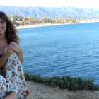Paula Fernández posa delante de una de las playas de Santa Bárbara.-EL MUNDO