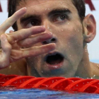 Phelps alza cuatro dedos en la llegada de los 200 estilos para reflejar los cuatro títulos consecutivos en esta prueba desde Atenas-STEFAN WERMUTH