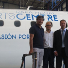 Toni Nadal posa junto a Richard Clark, director comercial de Air Europa, y Victor Barreira, CEO del Rafa Nadal Sports Centre.-EMILIO PÉREZ DE ROZAS