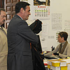 Pardo, acompañado de su abogado, a su llegada al Juzgado de Instrucción número 4 de Soria. / VALENTÍN GUISANDE-