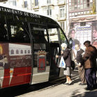 Varias personas acceden a uno de los autobuses urbanos en la parada de Mariano Granados. / FERNANDO SANTIAGO-