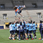Ali Al-Nemer era manteado por sus compañeros a la finalización del entrenamiento.-Valentín Guisande