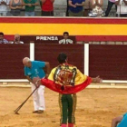 El torero Juan José Padilla paseando una bandera franquista en la plaza de Villacarrillo (Jaén).-TWITTER