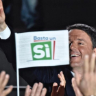Renzi saluda a sus seguidores tras un discurso durante la campaña por el 'sí' en el referéndum constitucional, en Florencia, el 2 de diciembre.-EFE / MAURIZIO DEGL INNOCENTI