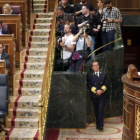 El candidato a presidente, Pedro Sánchez, habla en tribuna ante el escaño vacío de Mariano Rajoy.-DAVID CASTRO