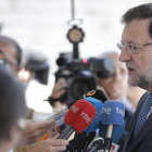 El presidente del Gobierno, Mariano Rajoy, atiende a los medios, este jueves a su llegada a Bruselas.-Foto: EFE / JULIEN WARNARD