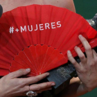 Detalle del abanico rojo de los premios Goya con el lema #MasMujeres.-REUTER / SUSANA VERA