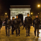 Patrullas policiales en los Campos Elíseos.-AP / Francois Mori / AP