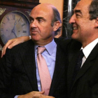 El ministro de Economía, Luis de Guindos, junto al presidente de CEOE, Juan Rosell, en una imagen de archivo.-AGUSTÍN CATALÁN