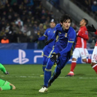 Azmoun celebra su gol, el primero del Rostov, ante los defensas y el portero del Bayern.-AFP / KIRILL KUDRYAVTSEV