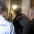 El etarra Zigor Garro Pérez, rodeado de gendarmes, durante su juicio en París, en el 2011-/ MIGUEL MEDINA (AFP)