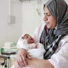 Samira, ayer, junto a su tercera hija: la recién nacida Marwa.-DIEGO MAYOR