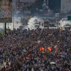 Venezolanos participan en una manifestación en Caracas, ayer.-EFE
