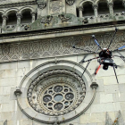Un dron sobrevuela un edificio-EL MUNDO