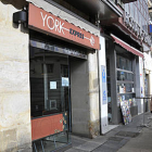 Exterior de la Mantequería York cuyas oficinas fueron asaltadas el fin de semana. / VALENTÍN GUISANDE-