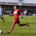 Pablo Valcarce conduce el balón en el partido ante el Figueres en el que unas 1.400 personas prácticamente abarrotaron la Ciudad Deportiva .-Valentín Guisande