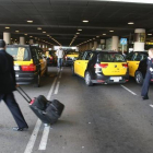 Taxis en la parada de la T-1 de El Prat.-RICARD CUGAT