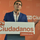 El líder de Ciudadanos, Albert Rivera, durante la rueda de prensa que ha ofrecido este miércoles en la sede del partido en Barcelona.-Foto: FERRAN SENDRAA