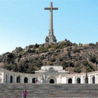 Para nostálgicos y turistas Una mujer se fotografía en el Valle de los Caídos, con el mausoleo donde reposan los restos de Franco al fondo.-JOSE LUIS ROCA