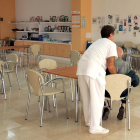 Enfermero ayuda a una persona mayor en una residencia para la tercera edad - ICAL-
