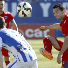 Antonio Tomás golpea el balón ante la presencia de un rival y de Julio Álvarez.-Área 11