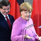 Davutoglu y Merkel se disponen a celebrar una conferencia de prensa, tras su encuentro en la cancillería, en Berlín, este viernes.-AFP / TOBIAS SCHWARZ
