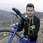 El monociclista soriano Iván Díez, en lo alto de Los Cuatro Vientos.-LUIS ÁNGEL TEJEDOR